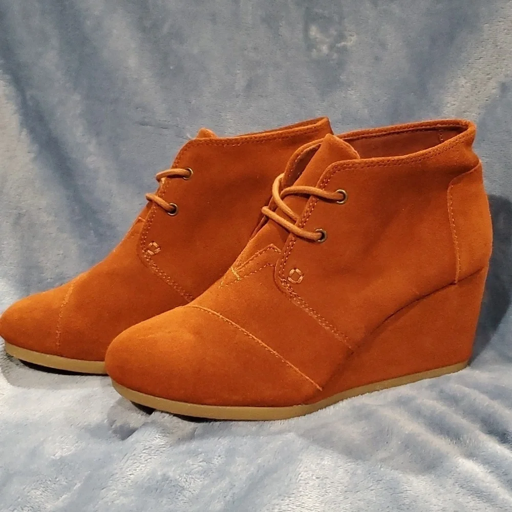 Toms rust brown suede heeled wedge lace up shoes nwot
